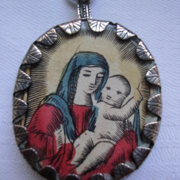 SREBRNI PRIVJESAK Majka Božja sa djetetom 19.st.Dalmatinski ručni rad