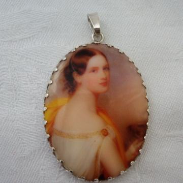 SREBRNI PRIVJESAK MEDALJON PORTRET DAME NA PORCULANU