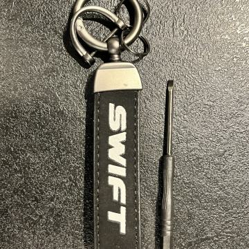 SUZUKI- KOŽNI CRNI PRIVJESAK SA RINGOM