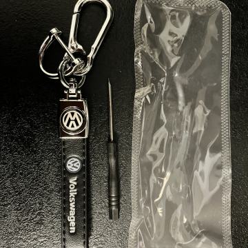 VOLKSWAGEN- KOŽNI PRIVJESAK CRNI SA RINGOM - VRHUNSKI