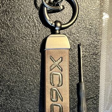 VOLVO XC-60- KOŽNI PRIVJESAK SA ŠRAFCIGEROM-VRHUNSKI