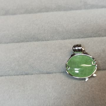 Zeleni ovalni poludragi kamen u srebru - nekorišteno, novo