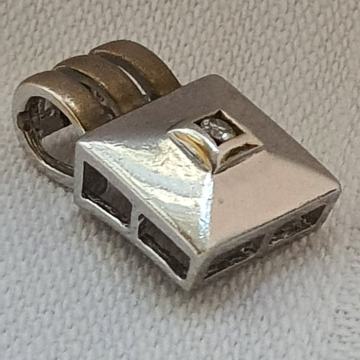 Zlatni privjesak 9 karatno zlato ili 375  ,tezina 2 grama