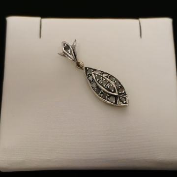 ZLATNI PRIVJESAK 14K 2,19G S CRNIM DIJAMANTIMA 0,16CT/ R1, RATE!