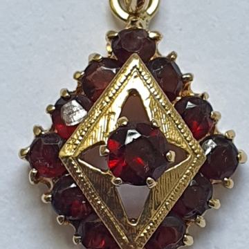 Zlatni privjesak granati 10 kt zlato Art deko