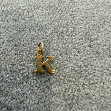 ZLATNI PRIVJESAK  "K" 14K 0,41G