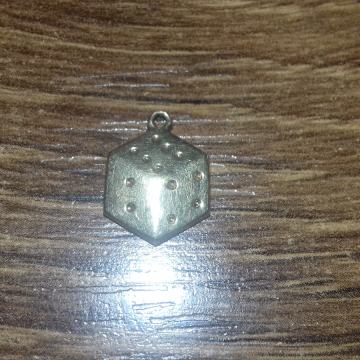 Zlatni privjesak u obliku kockice, 585 (14K), manje od 1g