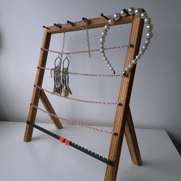 Novi drveni stalak – organizator za nakit