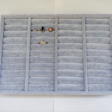 Stalak za narukvice i prstene, 36x25 cm (drvo + sivi pliš)