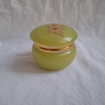 KUTIJICA za nakit. Svjetlo-zeleni kamen. Mob