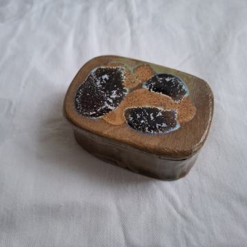 KUTIJICA. za nakit. TERAKOTA-tri tamna znaka. Mob