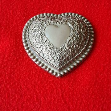 SRCE. Poklopac kutije za nakit. Metal. Mob