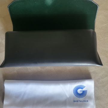 Futrola--mekša za naočale sa krpicom za brisanje,sve NOVO !