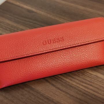 GUESS ETUI ZA NAOČALE + KRPICA