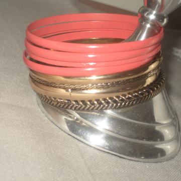 9 komada NOVIH NARUKVICA