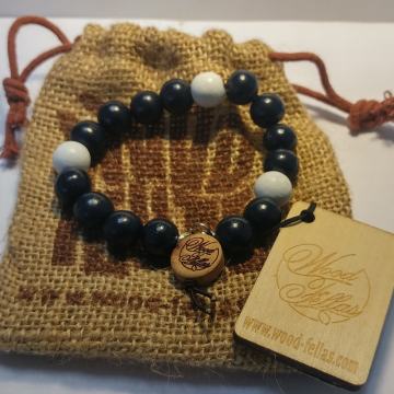 Crno-bijela drvena narukvica