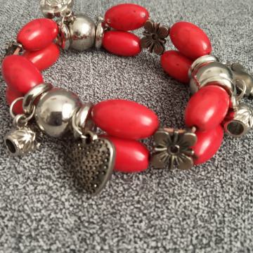 Crvena narukvica sa privjescima