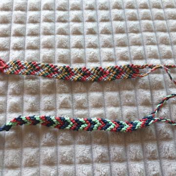 Dvije pletene narukvice