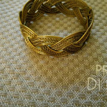 Efektna pletena narukvica boje starog zlata, skoro nova!