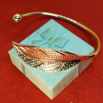 ELEGANTNA NARUKVICA OTVORENOG TIPA SA LISTOM