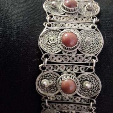 FILIGRANSKA SREBRNA NARUKVICA SA KORALJIMA