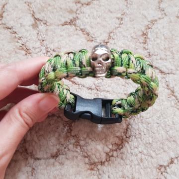 Ispletena narukvica sa lubanjom