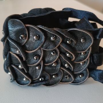 Kožna narukvica ukrašena perlicama