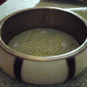 mesingana narukvica sa bijelim uzorkom