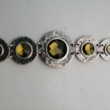 METALNA NARUKVICA SA ZELENIM STAKALCIMA