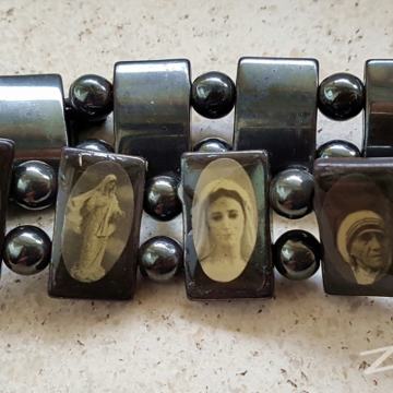 metalna rastezljiva narukvica sa katoličkim svecima