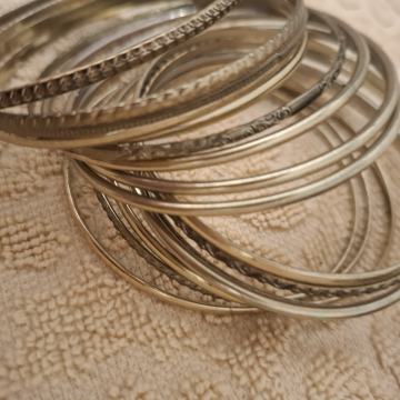 Metalne zlatne narukvice