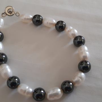 Narukvica od 19 crnih i bijelih bisera, pravi