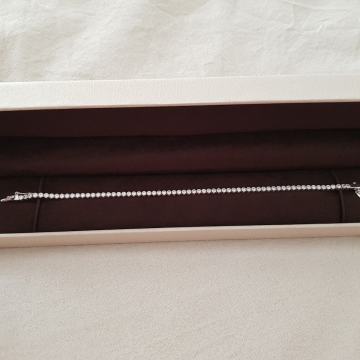 Nova narukvica od bijelog zlata sa cirkonima