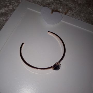 NARUKVICA BOJA ZLATA S TAMNO PLAVIM KAMENOM - NOVO