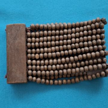 NARUKVICA. Drvena - kuglice-dvije pločice. Lastična. Mob