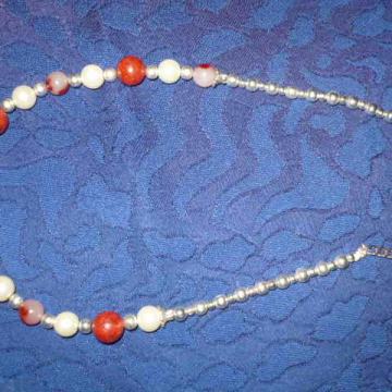 NARUKVICA ILI OGRLICA SA PERLAMA I KORALJEM duljina: 48cm