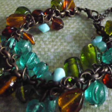 NARUKVICA IZRAĐENA OD BAKRENE LEGURE, UKRAŠENA STAKLENIM PERLAMA