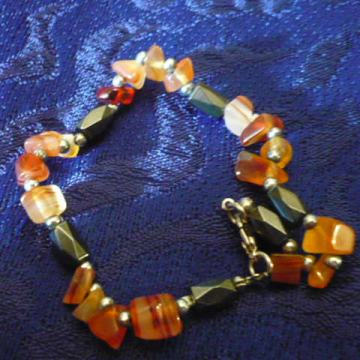 NARUKVICA SA KARNEOLIMA I MAGNETITIMA, dužina: 20cm