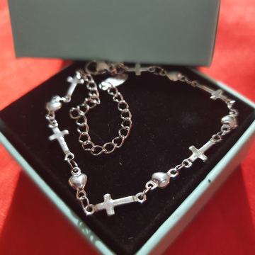 Narukvica kirurški čelik sa križićima i srcima