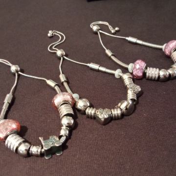 Narukvica kirurški čelik like Pandora s privjescima

prilagodljiva