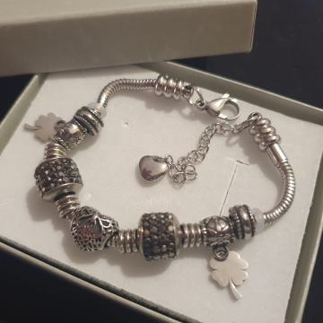 Narukvica kirurški čelik s privjescima