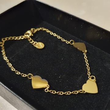 Narukvica kirurški čelik sa tri srca, pozlaćena