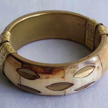 NARUKVICA. Mesing okovi oko krem-smeđih elemenata. Mob