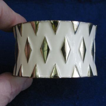 NARUKVICA - metalna. Krem boje sa zlatnim prizmama. SAND-2