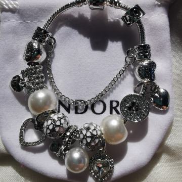 Narukvica Pandora, bijeli biseri, nova!