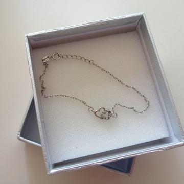 Srebrna narukvica sa srcima