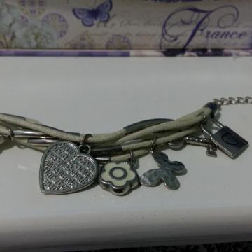 narukvica sa privjescima