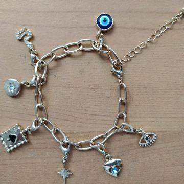 Narukvica i sedam privjesaka