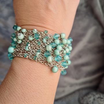 Narukvica sa sitnim tirkiznim biserima