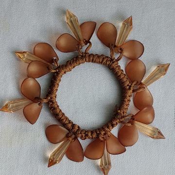 NARUKVICA. Smeđi vez. Latice i sige. Rastezljiva. Mob